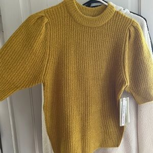 Short sleeve sweater